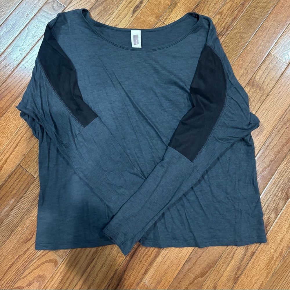 Women's Freeloader Gray and Black Long Sleeve Top